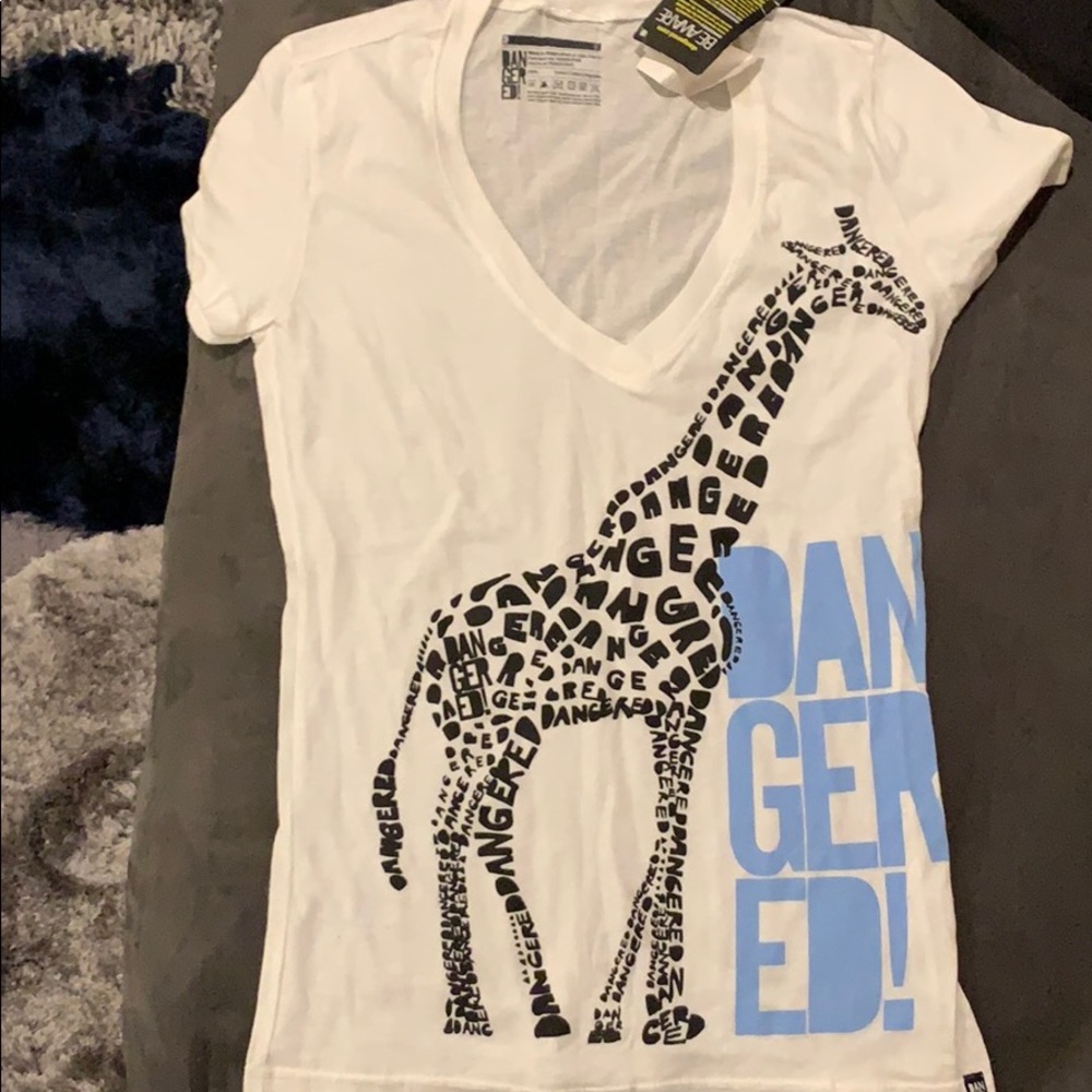 Brand new! White V-neck w/ Giraffe. Zumiez